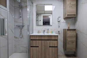 Shower, hair dryer, towels