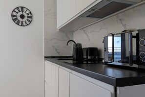 Placa de cocina, lavavajillas, cafetera/tetera, tostadora