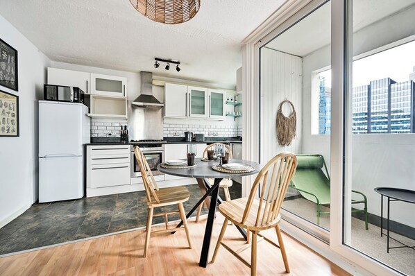 Microwave, oven, stovetop, dishwasher - London City Skyline 2BR Oasis - Mid-term stays (London)