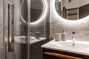 Regadera, secadora de cabello, bidet, toallas 