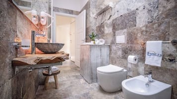 Douche, sĂšche-cheveux, bidet, serviettes fournies