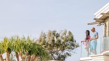 Een douche, een haardroger, een bidet, handdoeken