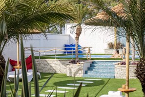 Utendørsbasseng og et oppvarmet basseng