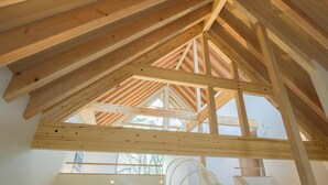 A wooden truss structure of a building's roof. - Rakuten STAY VILLA Kinugawa Riverside (Nikko)