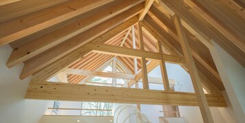 Minibar con artículos gratuitos y decoración personalizada 