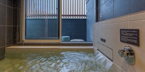 Villa básica, 2 habitaciones, para no fumadores (A, Relaxation,Hot spring,Sauna,10PAX) | Baño | Tina y regadera independientes y tina con aguas termales 