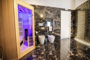 Een douche, een bubbelbad, een haardroger, een bidet