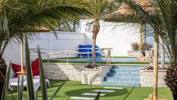 Piscina all'aperto, una piscina riscaldata