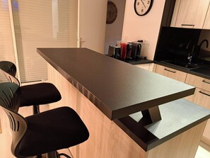 Réfrigérateur, micro-ondes, plaque de cuisson, cafetière/bouilloire