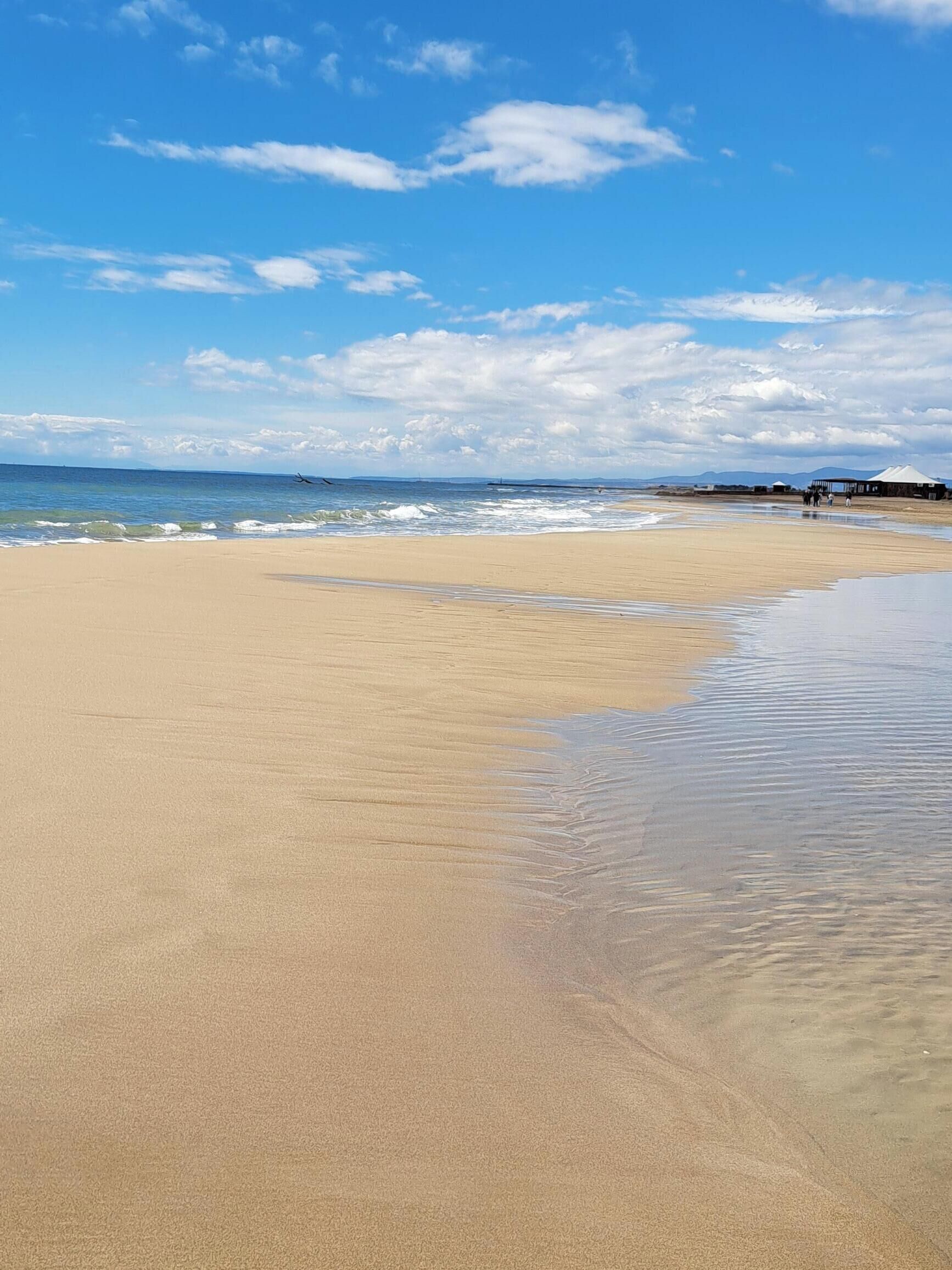 En la playa, sillas reclinables de playa