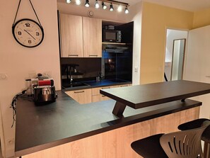 Refrigerador, microondas, parrilla de estufa y cafetera y tetera 