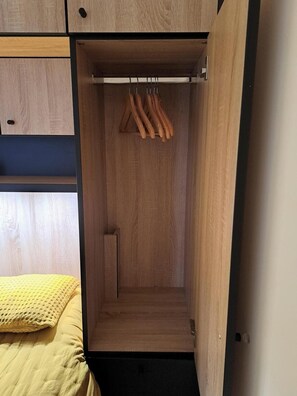 1 chambre, fer et planche à repasser