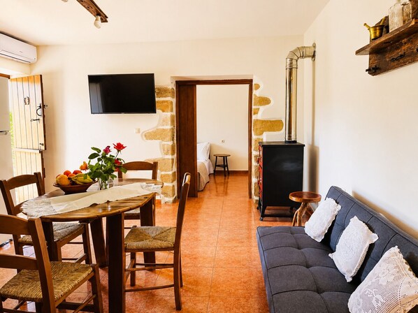 Casa, 1 habitación, vista al jardín | Sala de estar