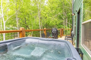 Outdoor spa tub - Green Bear Cabin by Beyond Expectations with Hot Tub (Sevierville)