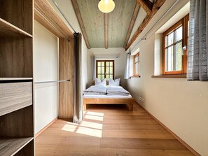 8 bedrooms, desk, free WiFi, bed sheets