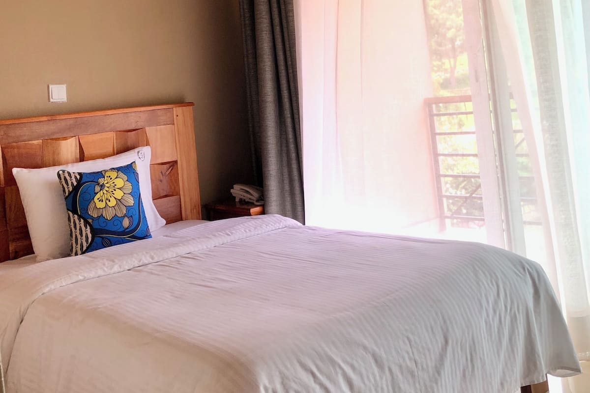 Standard Room, 1 Single Bed, Garden View, Executive Level | 1 bedroom, individually decorated, individually furnished, desk