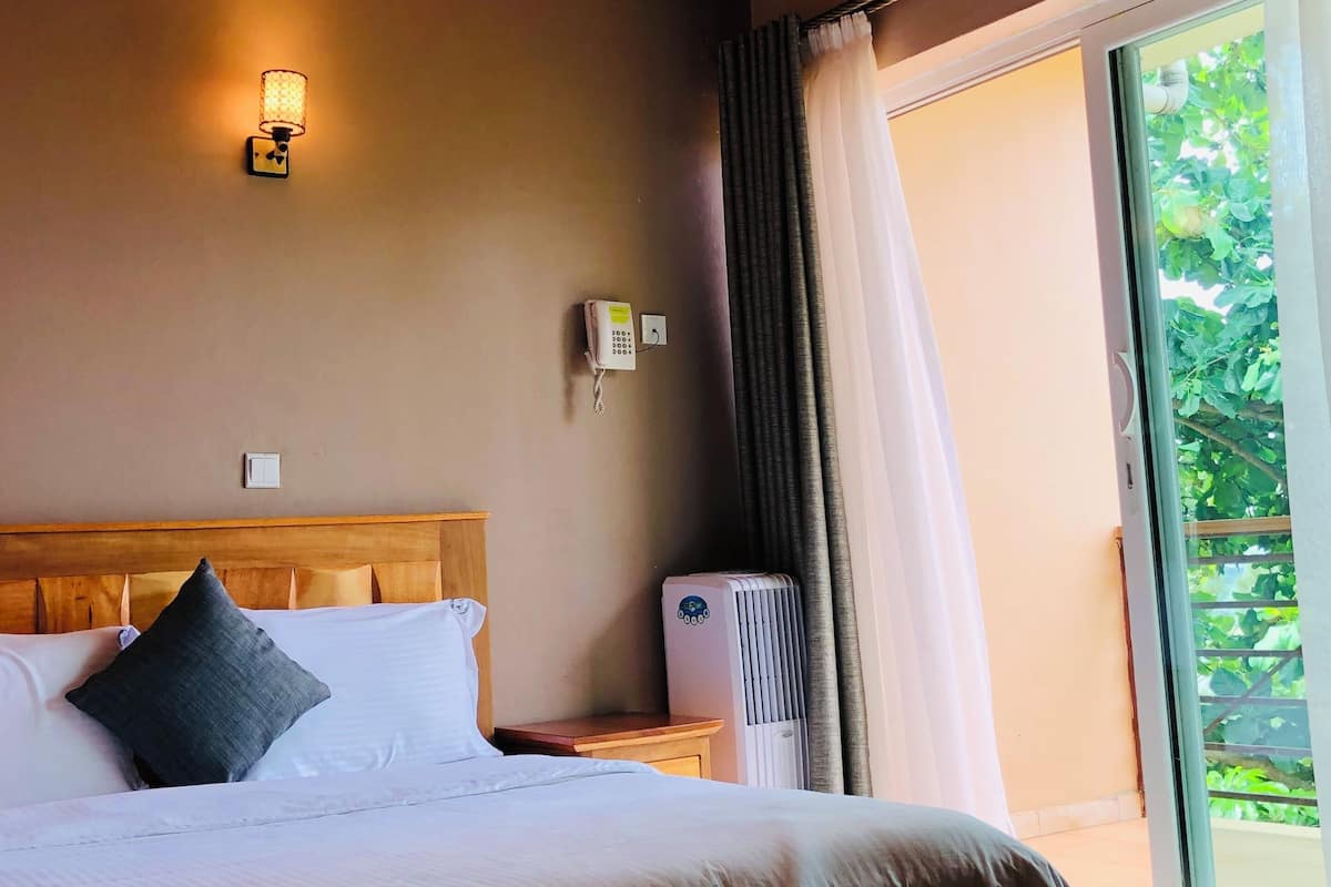 Deluxe Double Room, Partial Lake View, Executive Level | 1 bedroom, individually decorated, individually furnished, desk
