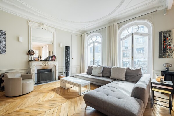 Living area - Sun-drenched Sophistication, by Veeve (Paris)