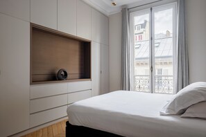 2 bedrooms, WiFi, bed sheets - Sun-drenched Sophistication, by Veeve (Paris)