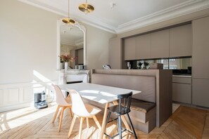 Dining - Sun-drenched Sophistication, by Veeve (Paris)