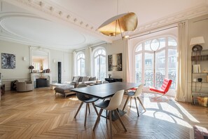 Living area - Sun-drenched Sophistication, by Veeve (Paris)