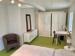 3 bedrooms, desk, travel cot, free WiFi