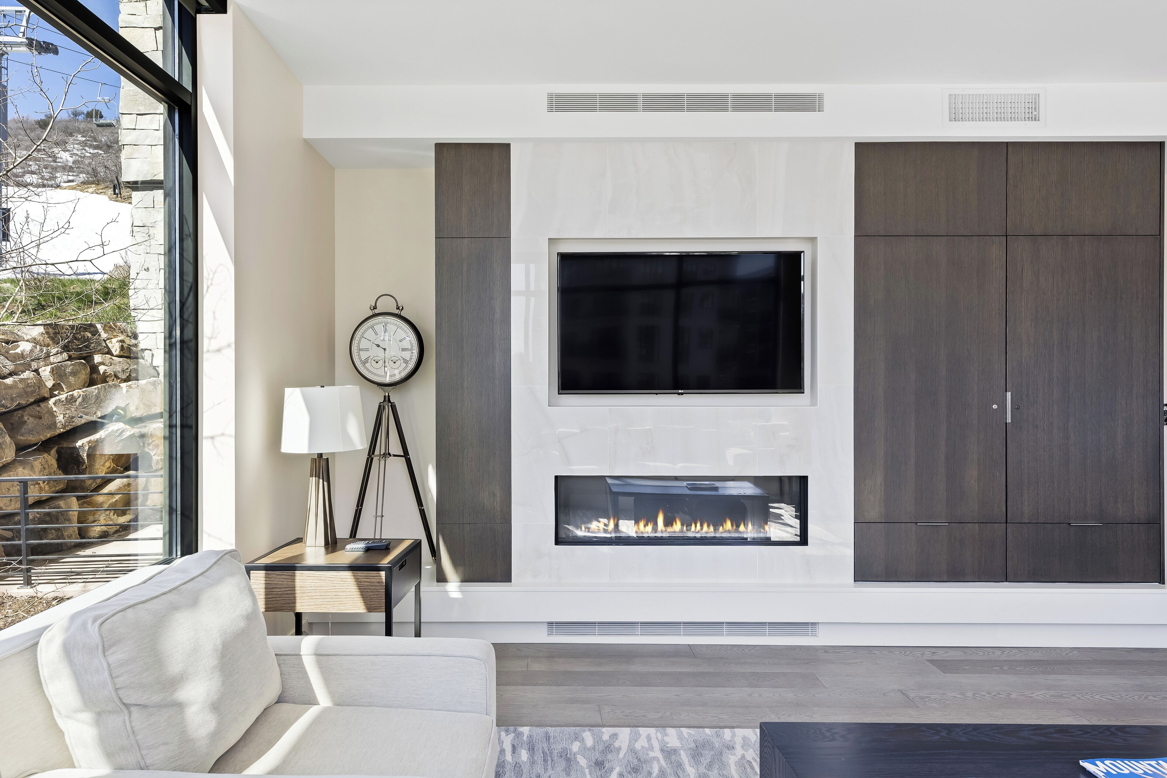 Modern 3-Bedroom Ski-In/Ski-Out Retreat with Mountain Views & Resort Amenities