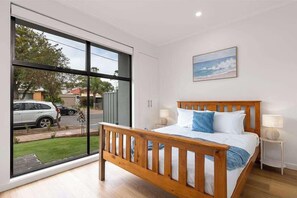 4 bedrooms, desk, iron/ironing board, travel crib - Lamington's Landing near Seacliff Beach (Seacliff Park)