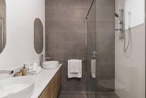 Ducha, secador de pelo, toallas y champú