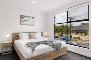 4 soverom, skrivebord, strykejern/-brett og reiseseng for barn