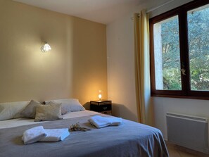 3 chambres, fer et planche à repasser, Wi-Fi, draps fournis