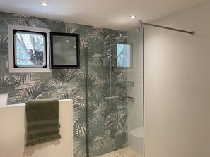 Douche, sèche-cheveux, serviettes fournies, papier toilette