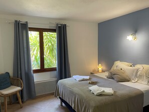 3 bedrooms, iron/ironing board, WiFi, bed sheets - VILLA LES OLIVIERS 140m2, fully air-conditioned, with swimming pool. (Zonza)