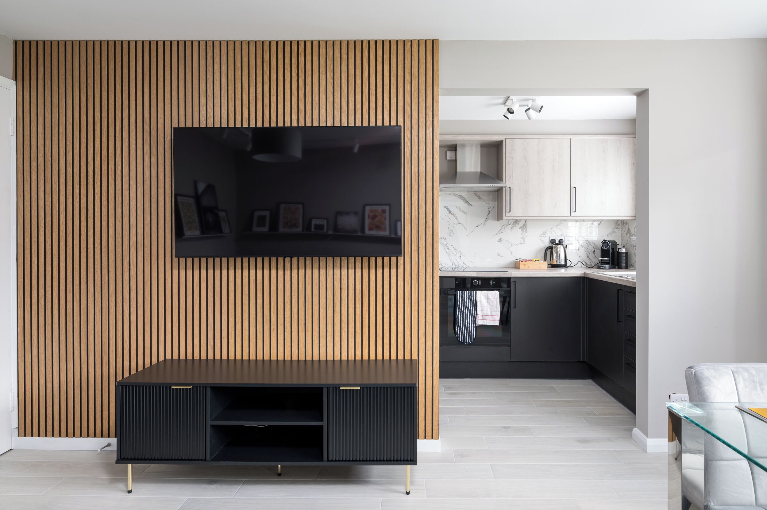 คอมฟอร์ทอพาร์ทเมนท์ | ครัวส่วนตัว | ตู้เย็น, ไมโครเวฟ, เตาอบ, เตาประกอบอาหาร