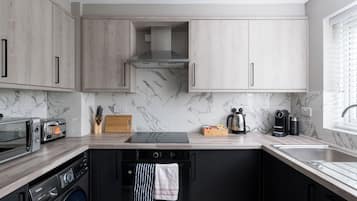 Apartemen Comfort | Dapur pribadi | Lemari es, microwave, oven, dan kompor