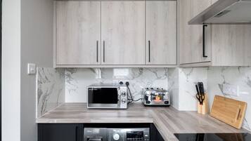 Apartemen Comfort | Dapur pribadi | Lemari es, microwave, oven, dan kompor