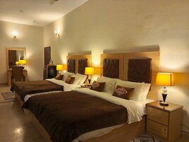 Quarto quádruplo | Escrivaninha, quartos à prova de som, Wi-Fi de cortesia