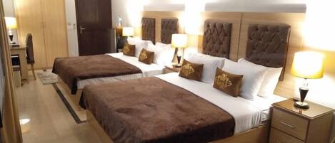 Escritorio, sistema de insonorización y wifi gratis