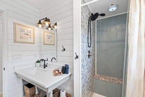 Dusche, Haartrockner, Handtücher, Shampoo