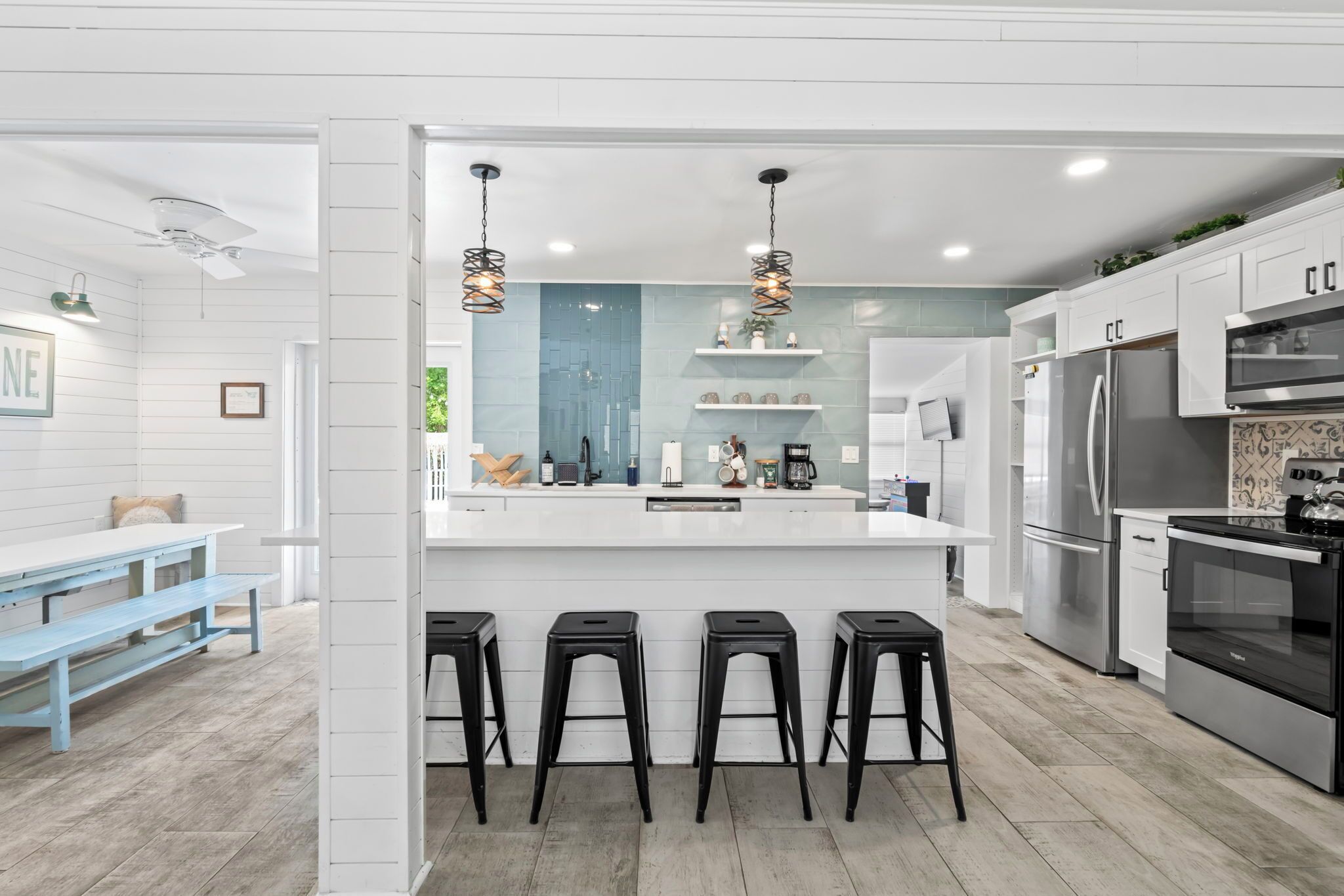 Kjøleskap, mikrobølgeovn, ovn og kokeplater