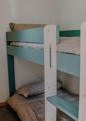 A bunk bed with two levels, each with a pillow and a blanket. - Villa à la Pointe du Cap Ferret (Lège-Cap-Ferret)