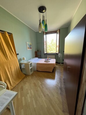 1 bedroom, WiFi, bed sheets - Room with private bathroom near Porta Romana, in the bustling heart of Milan (Milano)