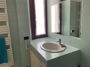 Hair dryer, towels, soap, toilet paper - Room with private bathroom near Porta Romana, in the bustling heart of Milan (Milano)