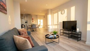 Living area - Bright & Stylish Central Birmingham 2 Bed Flat (Birmingham)