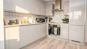 Private kitchen - Bright & Stylish Central Birmingham 2 Bed Flat (Birmingham)