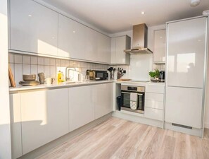 Fridge, microwave, oven, stovetop - Bright & Stylish Central Birmingham 2 Bed Flat (Birmingham)
