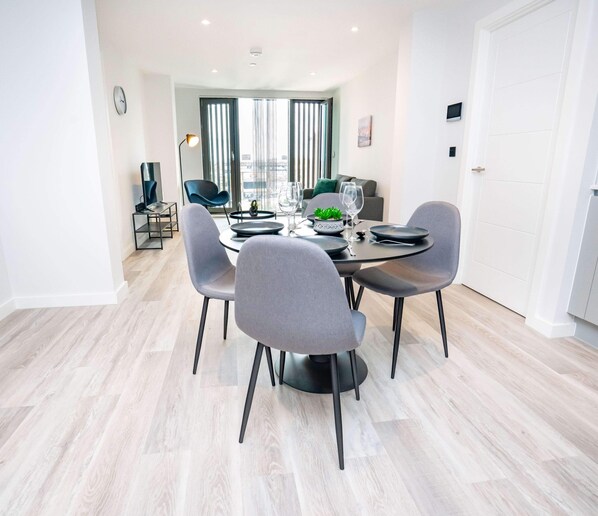 Dining - Spacious & Modern Central Birmingham 2 Bed Flat (Birmingham)