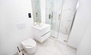 Shower, hair dryer, towels - Spacious & Modern Central Birmingham 2 Bed Flat (Birmingham)