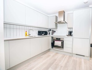 Fridge, microwave, oven, stovetop - Spacious & Modern Central Birmingham 2 Bed Flat (Birmingham)