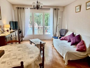 TV - Cozy F2 Apartment with A/C, Garage, and Balcony - Close to Cure Stations and City Center (Amélie-les-Bains-Palalda)